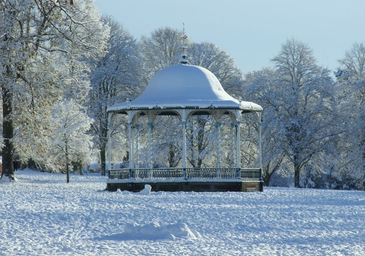 A photograph depicting the bandstand in Shrewsbury Quarry covered in snow. © Sight Loss Shropshire