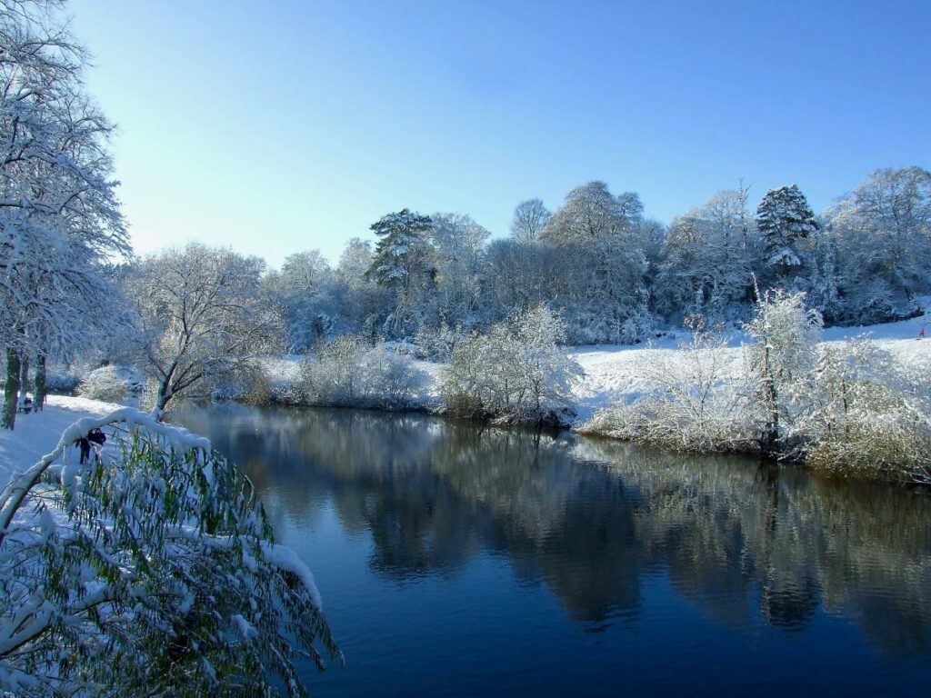 A photograph depicting the River Severn in Shrewsbury surrounded by snow. © Sight Loss Shropshire
